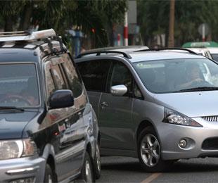 Sự chênh lệch về mức lệ phí trước bạ sẽ càng kích thích thêm cho xu hướng xe đăng ký biển kiểm soát ngoại tỉnh lưu hành tại Hà Nội và Tp.HCM - Ảnh: Việt Tuấn.