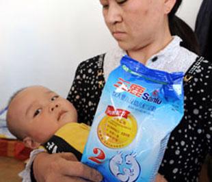 Thống kê sơ bộ, đến trưa 15/9, khoảng 580 em nhỏ đã phải nhập viện do các triệu chứng sỏi thận do dùng sữa Sanlu - Ảnh: China Daily.