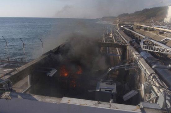Khói đen bốc ra từ một khu vực thuộc nhà máy Fukushima - Ảnh: Reuters.