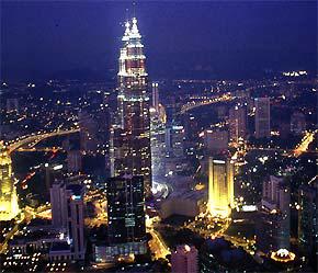 Một góc thủ đô Kuala Lumpur của Malaysia về đêm.