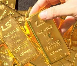 Nguồn cung vàng cũng là một yếu tố ảnh hưởng tới giá. Nhiều nhà đầu tư giữ vàng đã đối mặt với tình trạng thua lỗ ở những kênh đầu tư khác và thực tế này đôi khi buộc họ phải bán vàng ra để có tiền mặt bù lỗ - Ảnh: AFP/Getty Images.