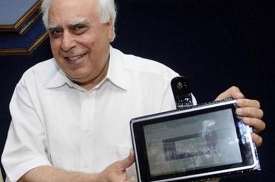 Ông Kapil Sibal giới thiệu chiếc máy tính bảng cảm ứng giá rẻ - Ảnh: AFP.