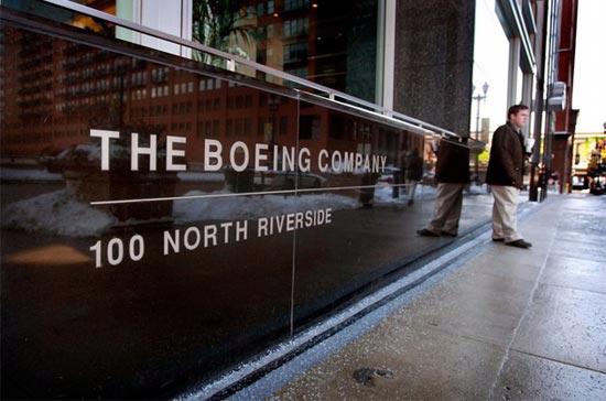 Trụ sở của Boeing tại Chicago, Illinois, Mỹ. Ngay sau khi kết quả kinh doanh trên của Boeing được công bố, giới phân tích ở Phố Wall đã ngay lập tức hạ dự báo lợi nhuận năm 2009 của Boeing, vì số lỗ quý 3 của tập đoàn này cao hơn so với dự báo ban đầu - Ảnh: Getty Images.