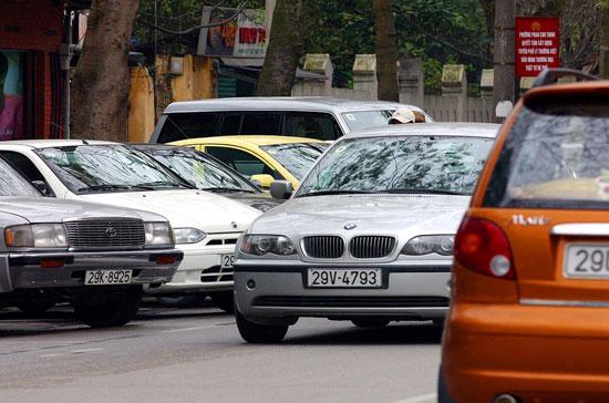 Mức phí đăng ký ôtô dưới 10 chỗ ngồi không sử dụng vào mục đích kinh doanh đang áp dụng tại Hà Nội là 2 triệu đồng - Ảnh: Việt Tuấn.