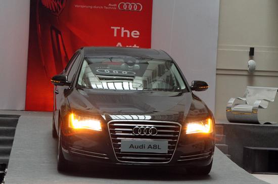 Audi A8L xuất hiện đầy cuốn hút tại Hà Nội - Ảnh: Bobi.