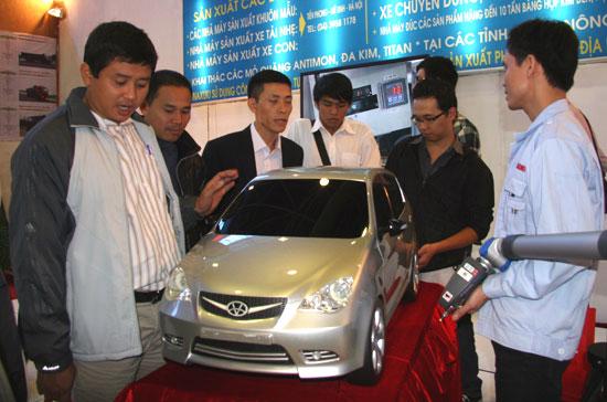 Khách tham quan gian hàng Vinaxuki tại Vietnam Motor Show 2010.
