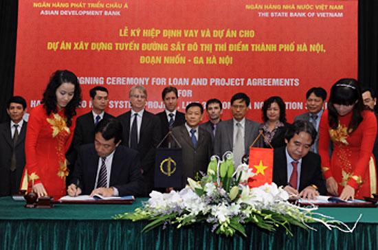 Đại diện ADB và Ngân hàng Nhà nước Việt Nam ký hiệp định vay vốn ngày 13/10.