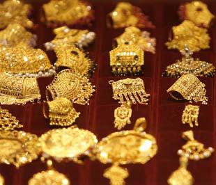 Giá vàng trong nước đang có những diễn biến “lạc điệu” với giá vàng thế giới, tăng hoặc giảm đều với biên độ thấp hơn biên độ của giá vàng thế giới.