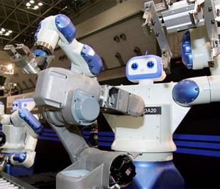 Một con robot công nghiệp của hãng Yaskawa - Ảnh Reuters.