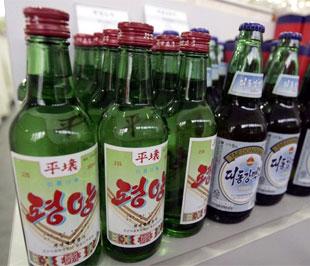 Bia và rượu soju của Triều Tiên bày bán tại một cửa hàng gần khu phi quân sự (DMZ) giữa hai miền Triều Tiên - Ảnh: Reuters.