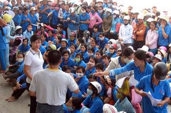 Một cuộc đình công của công nhân nhà máy giầy tại Quảng Ngãi.