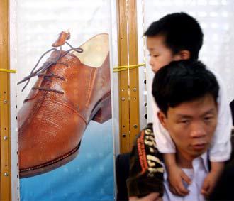 Quyết định của EC sẽ có ảnh hưởng tiêu cực trực tiếp đến lao động Việt Nam làm việc trong lĩnh vực sản xuất và xuất khẩu giày dép.