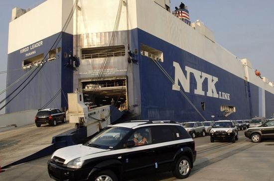 Ôtô Hyundai đang được đưa lên tàu để xuất khẩu - Ảnh: Reuters.