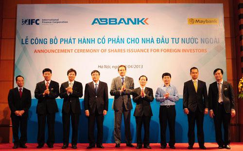 Tháng 4/2013, "room" vốn ngoại tại ABBank được lấp đầy với việc IFC và Maybank thực hiện chuyển đổi trái phiếu thành cổ phiếu phổ thông.<br>