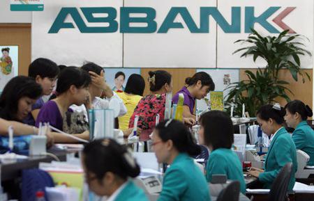 Tính đến cuối tháng 6, dư nợ của ABBank đạt 18.085 tỷ đồng, giảm 5,5% so với cùng kỳ năm 2011 (19.148 tỷ đồng).