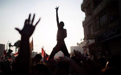 Một hệ lụy nữa của tình trạng biểu tình, bạo loạn kéo dài nghiêm trọng là các nhà đầu tư đang rời bỏ Ai Cập - Ảnh: AP. 