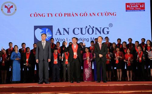 Đại diện Gỗ An Cường tại lễ vinh danh danh hiệu Thương hiệu mạnh 2016 tại Hà Nội.<br>
