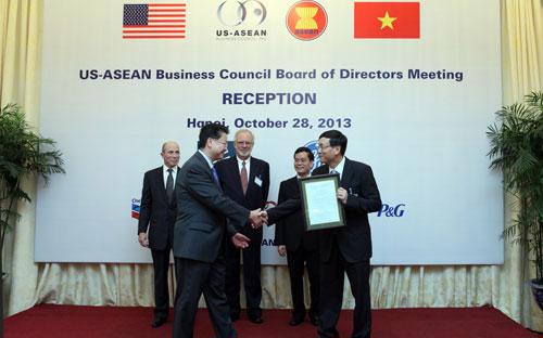 Ông Lâm Hải Tuấn, Chủ tịch Hội đồng Quản trị kiêm Tổng giám đốc ACE Life
 nhận giấy phép thành lập ACE Life FMC từ ông Vũ Bằng, Chủ tịch Ủy ban 
Chứng khoán Nhà nước, ngày 28/10/2013.<br>