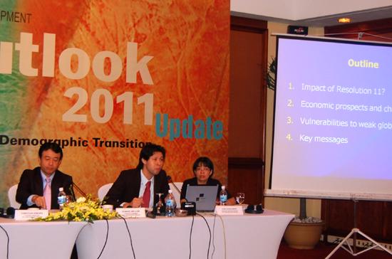 Chuyên gia của ADB thuyết trình về kinh tế Việt Nam tại cuộc họp báo sáng 14/9 - Ảnh: Anh Minh.