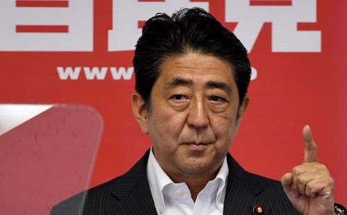 Chính phủ của Thủ tướng Shinzo Abe đã khẳng định lại cam kết đẩy nhanh tiến trình thực hiện chương trình kích thích kinh tế Abenomics - Ảnh: AFP.<br>