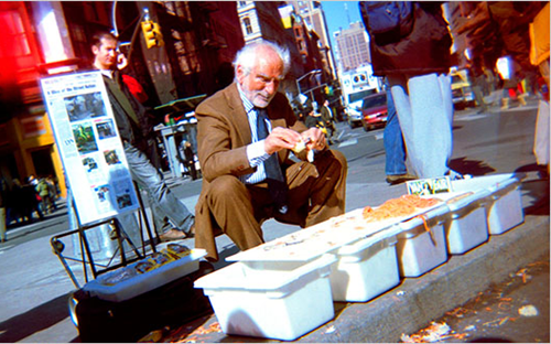 Joe Ades là một ví dụ điển hình về một doanh nhân thành công và là một biểu tượng hàng rong trên đường phố New York - Ảnh: The New York Times. <br>