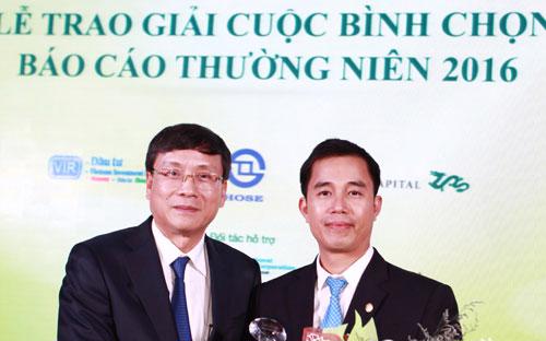 Ông Nguyễn Anh Tuấn (bên phải), quyền Giám đốc Khối Quản lý hoạt động Bảo Việt nhận giải đặc biệt cho báo cáo thường niên xuất sắc nhất.