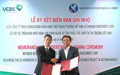 Ông Lê Mạnh Hùng (ảnh trái) - Giám đốc VCBS và ông Lee Sanghun (ảnh 
phải) - Giám đốc Khối Ngân hàng đầu tư Shinhan Investment Corp. ký kết 
các khung thỏa thuận hợp tác giữa hai bên.