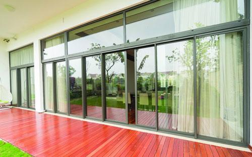 Với tính năng ưu việt trong việc hạn chế sự truyền nhiệt, kính Low-E giúp cho tòa nhà “xanh” hơn.