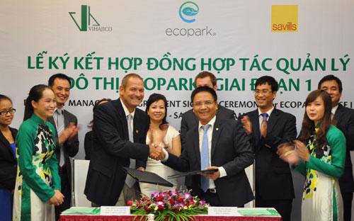 Lãnh đạo Ecopark và Savills tại lễ ký hợp đồng ngày 24/10.<br>