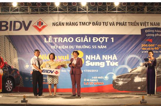 Phó tổng giám đốc BIDV Trần Xuân Hoàng đã trao giải nhất là 1 xe ôtô Toyota Camry trị giá 1,2 tỷ đồng cho Bà Huỳnh Thị Thùy Trang là khách hàng gửi tiền tiết kiệm tại BIDV Sóc Trăng.