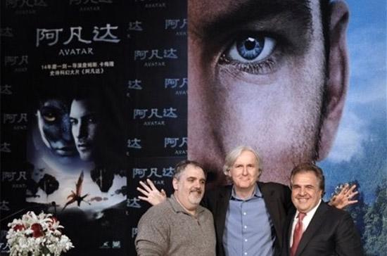 Đạo diễn James Cameron (bên trái), cùng nhà sản xuất phim Jon Landau và Giám đốc điều hành hãng phim Fox Filmed Entertainment (bên phải) tại Bắc Kinh, Trung Quốc - Ảnh: Reuters.