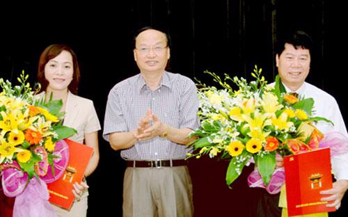 Ông Tô Huy Rứa trao quyết định của Bộ Chính trị cho ông Bùi Văn Nam và bà Nguyễn Thị Thanh - Ảnh: Báo Ninh Bình.<br>