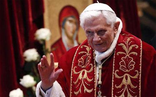 Giáo hoàng Benedict XVI tại Nhà thờ lớn St.Peter tại Vatican trong lễ kỷ niệm 900 năm phong chức Hiệp sĩ Malta vào ngày 9/2/2013 - Ảnh: Reuters <br>