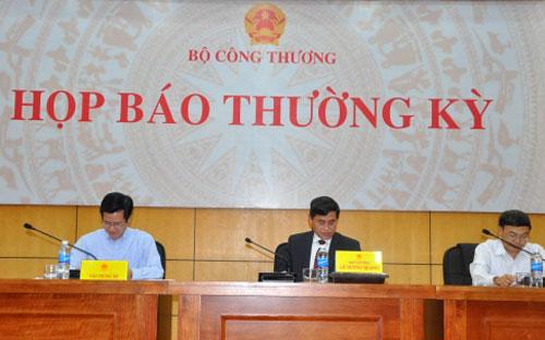 Thứ trưởng Bộ Công Thương Lê Dương Quang chủ trì buổi họp báo chiều 30/9.<br>
