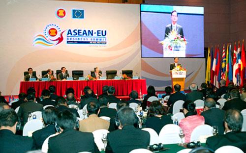 Thủ tướng Nguyễn Tấn Dũng phát biểu tại phiên khai mạc Hội nghị Thượng đỉnh Kinh doanh ASEAN - EU lần thứ ba sáng 9/3 tại Hà Nội - Ảnh: VGP.