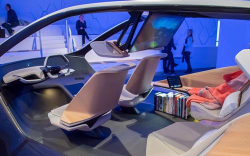 Nội thất BMW i Inside Future bản ý tưởng (concept) là sự kết hợp giữa xe hơi và phòng khách với ghế ngồi thiết kế dành cho hoạt động giải trí và trò chuyện. BMW kỳ vọng sẽ đưa tất cả tính năng này vào các mẫu xe của mình sau năm 2020 - Nguồn: Business Insider.<br>