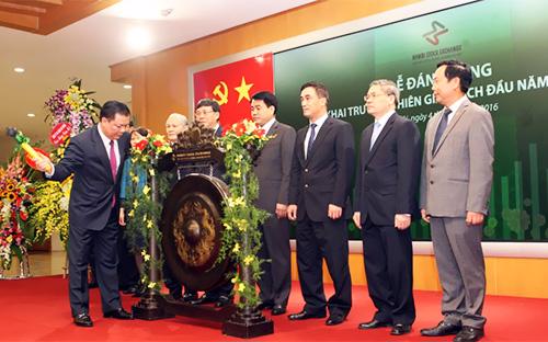 Bộ trưởng Tài chính Đinh Tiến Dũng đánh cồng khai trương phiên giao dịch đầu năm 2016 tại HNX.