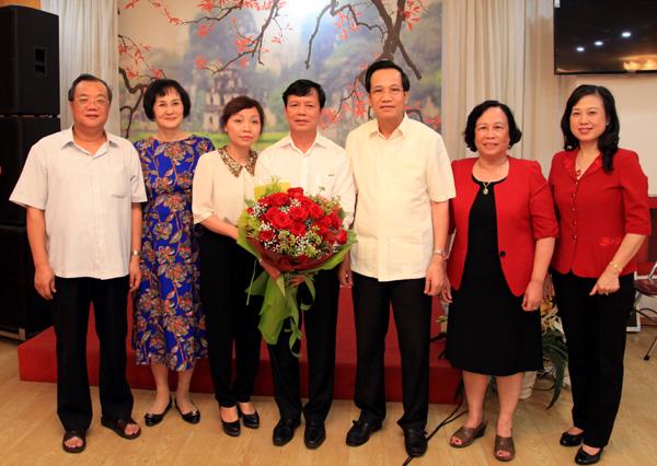 Lãnh đạo Bộ Lao động - Thương binh và Xã hội trao quyết định hưởng chế độ hưu trí đối với Thứ trưởng Nguyễn Trọng Đàm.<br>