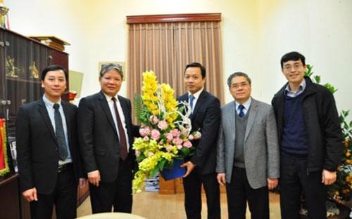 Bộ trưởng Bộ Tư pháp Hà Hùng Cường chúc mừng ông Trần Tiến Dũng được bổ nhiệm Thứ trưởng Bộ Tư pháp.