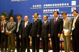 Hội nghị đối thoại bàn tròn giữa Phó thủ tướng Nguyễn Sinh Hùng và các CEO Trung Quốc - Ảnh: Anh Quân.