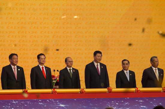 Lãnh đạo cấp cao của ASEAN và Trung Quốc cùng bấm nút khởi động hội chợ CAEXPO lần thứ 9 - Ảnh: Pachara Yang.