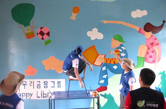 Đội tình nguyện trang trí không gian thư viện của Trung tâm Dạy nghề Việt – Hàn (Tam Dương – Vĩnh Phúc).
