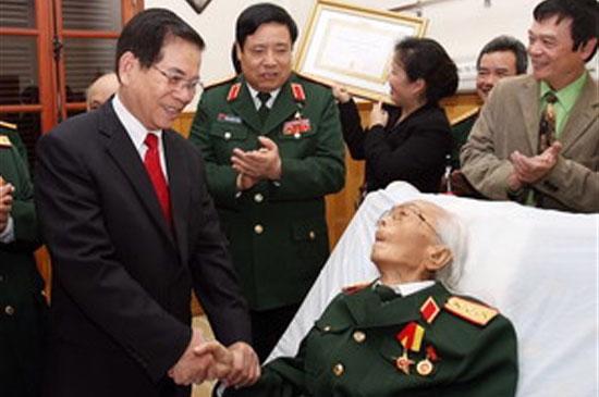 Chủ tịch nước Nguyễn Minh Triết và Đảng ủy quân sự Trung ương chúc mừng Đại tướng Võ Nguyên Giáp nhận Huy hiệu 70 năm tuổi Đảng - Ảnh: Nguyễn Khang (TTXVN)