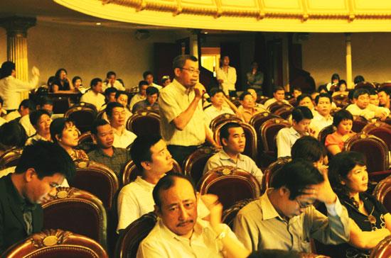 Đại diện doanh nghiệp phát biểu tại hội nghị doanh nghiệp niêm yết tổ chức ngày 8/5 tại Hà Nội.