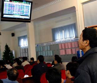 "Khả năng số cổ phiếu bị đưa vào diện kiểm soát tăng lên là rất cao do còn tới 45 doanh nghiệp niêm yết xin chậm nộp báo cáo tài chính năm" - Ảnh: Việt Tuấn.