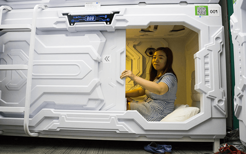 Buồng ngủ của Xiangshui Space được trang bị đầy đủ chăn, đệm,
nút bịt tai, đèn khử trùng tia cực tím - Ảnh: Caixin.<br>