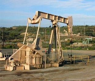 Giá dầu lần đầu tiên trong ba năm qua đã xuống dưới 50 USD/thùng vào phiên giao dịch ngày 20/11. Trong bối cảnh đó, các kế hoạch đầu tư thăm dò, khai thác dầu khí trị giá hàng chục tỷ USD đang bị gác lại - Ảnh: AP.
