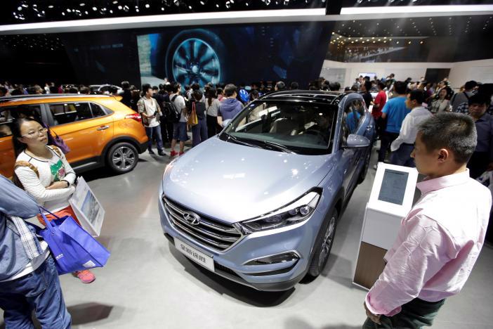 Khách hàng thăm mẫu xe Tucson đời mới của Hyundai tại triển lãm ôtô tại Bắc Kinh, Trung Quốc năm 2016 - Ảnh: Reuters.