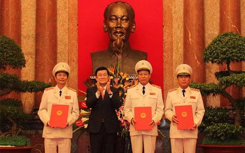 Chủ tịch nước Trương Tấn Sang trao quyết định thăng cấp bậc hàm thượng tướng công an cho ông Phạm Quý Ngọ, ông Lê Quý Vương và ông Trần Việt Tân chiều 22/7/2013 - Ảnh: MPS.
