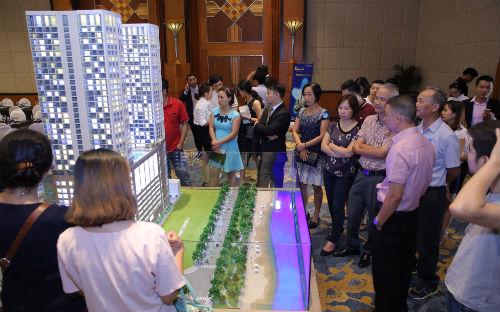 Hơn 300 nhà đầu tư và khách hàng quan tâm đã tham gia và đăng ký giữ chỗ dự án GoldCoast tại Hà Nội sáng 9/10.
